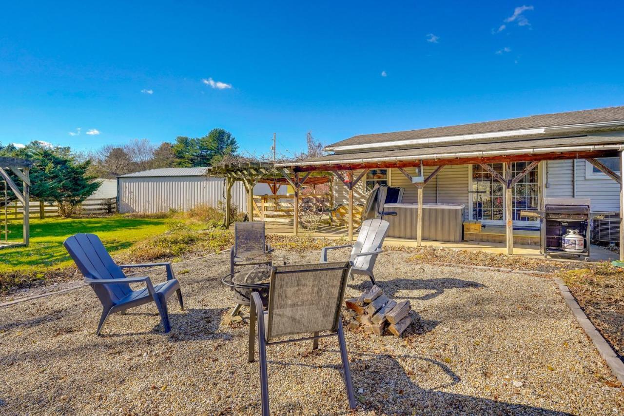 Hocking Hills Hideaway With Hot Tub And Fire Pit! Villa Logan Dış mekan fotoğraf