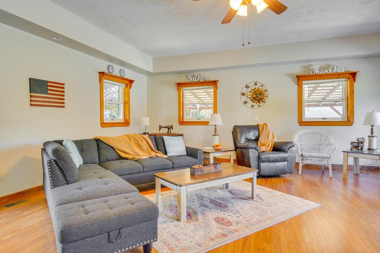 Hocking Hills Hideaway With Hot Tub And Fire Pit! Villa Logan Dış mekan fotoğraf