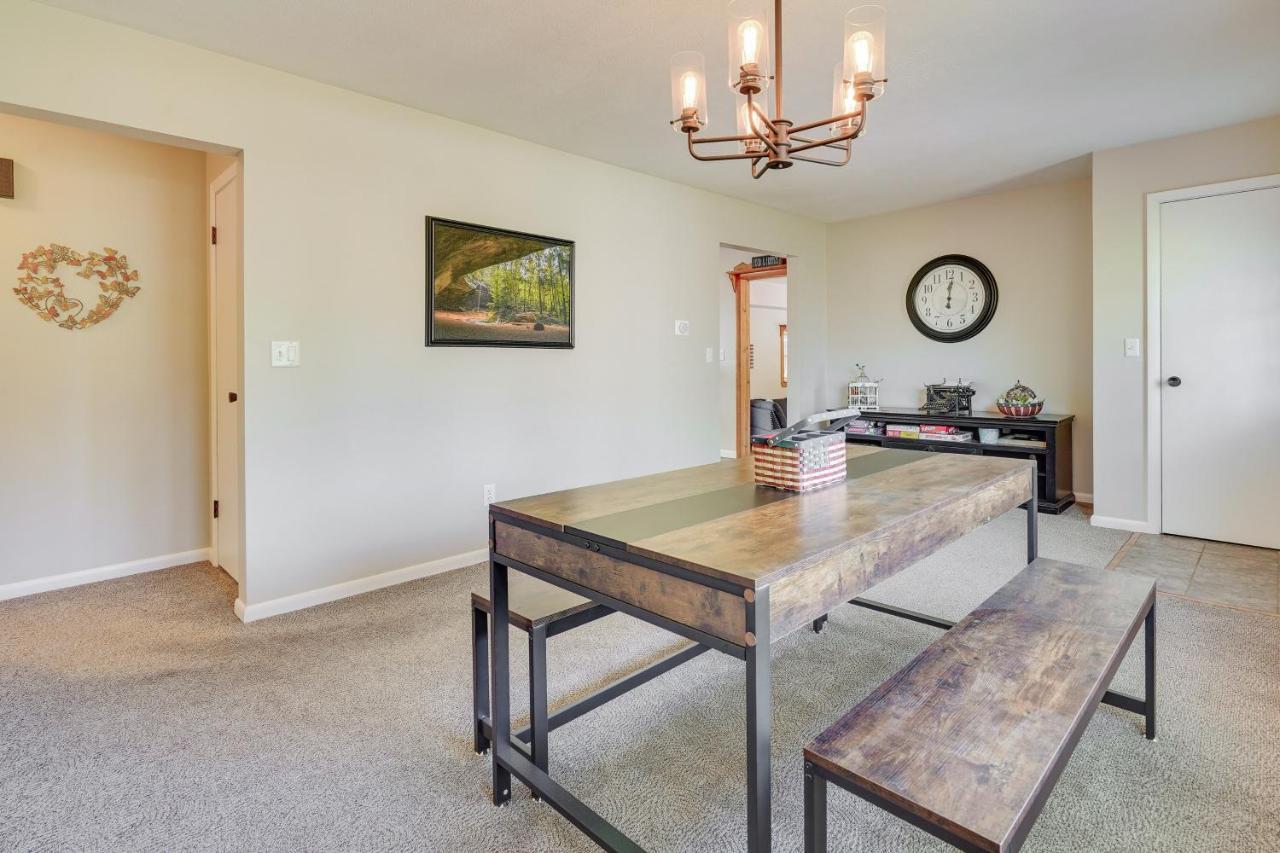 Hocking Hills Hideaway With Hot Tub And Fire Pit! Villa Logan Dış mekan fotoğraf