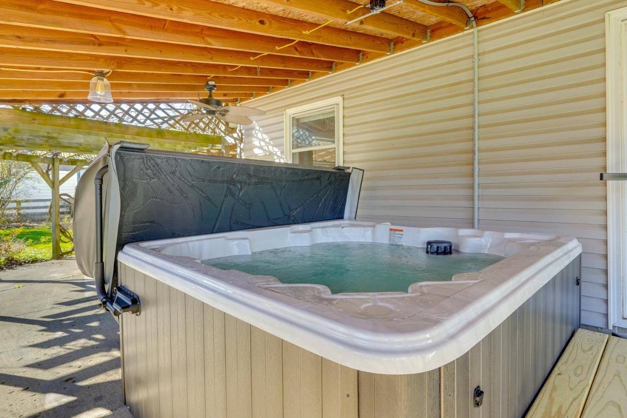 Hocking Hills Hideaway With Hot Tub And Fire Pit! Villa Logan Dış mekan fotoğraf