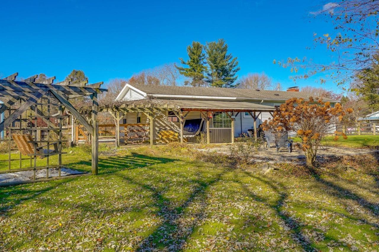 Hocking Hills Hideaway With Hot Tub And Fire Pit! Villa Logan Dış mekan fotoğraf
