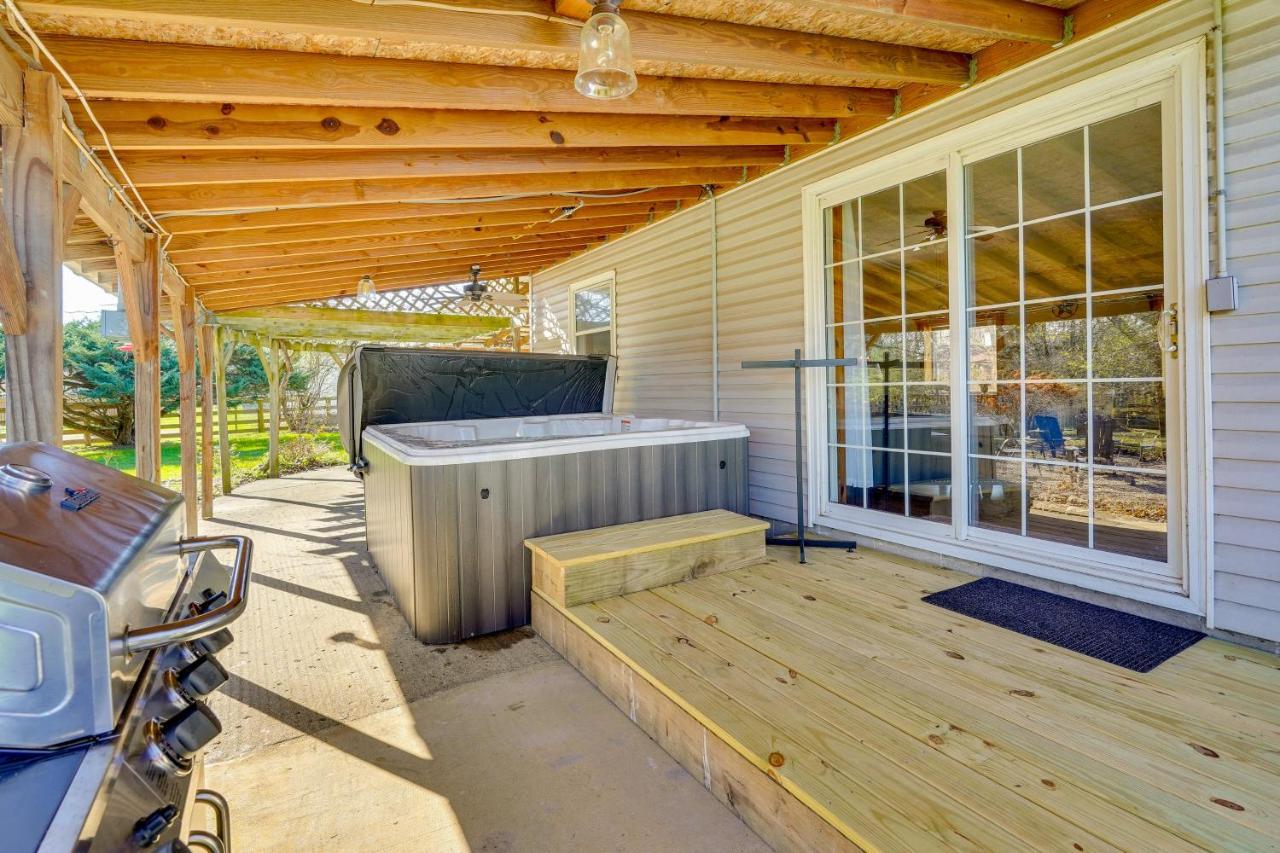 Hocking Hills Hideaway With Hot Tub And Fire Pit! Villa Logan Dış mekan fotoğraf