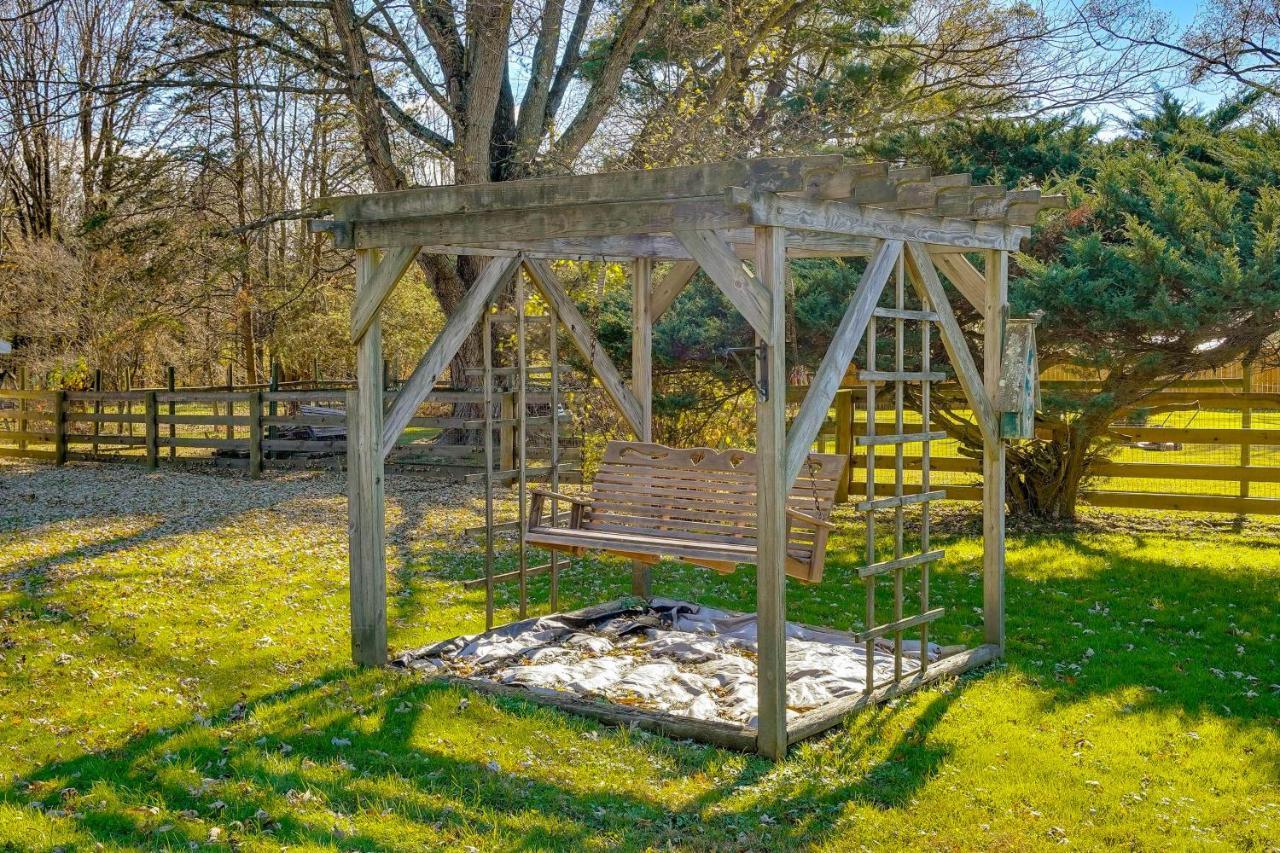 Hocking Hills Hideaway With Hot Tub And Fire Pit! Villa Logan Dış mekan fotoğraf