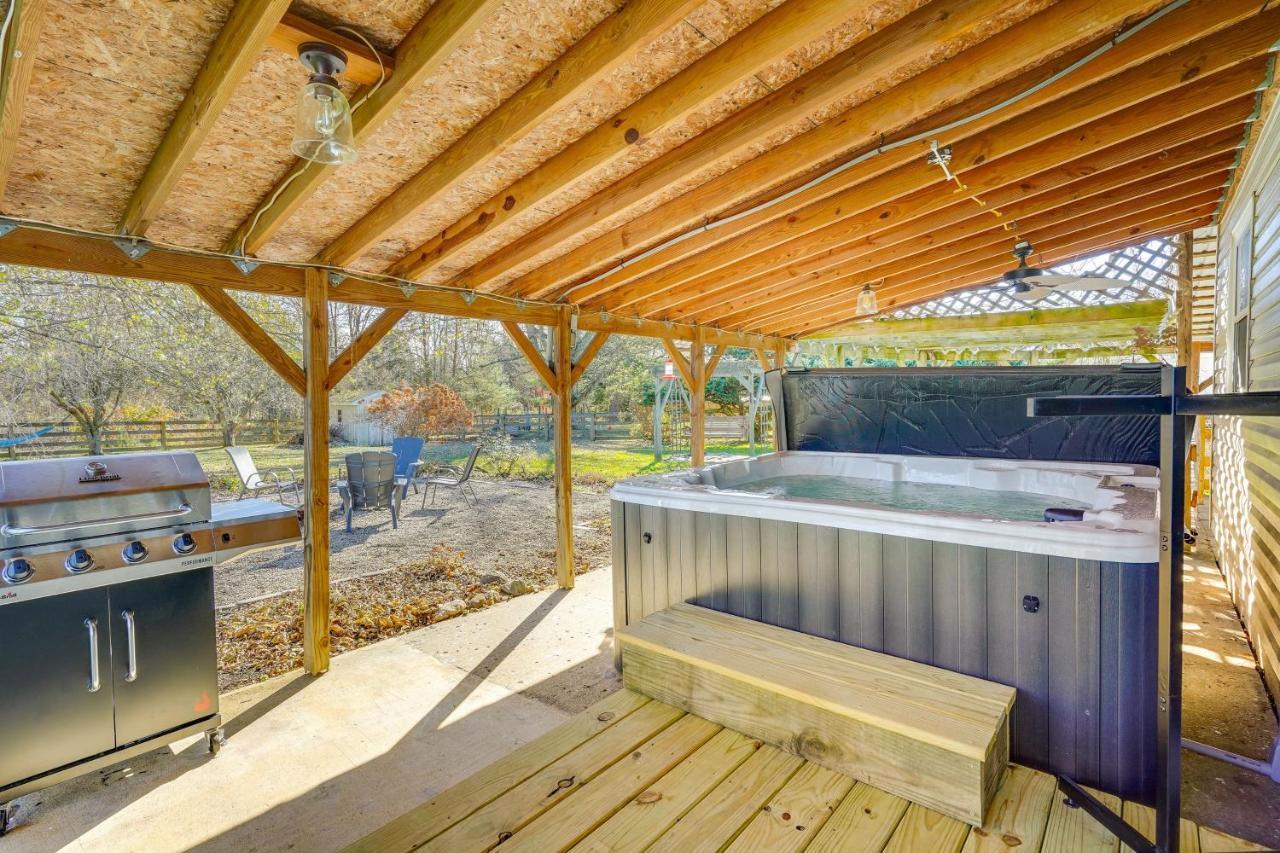 Hocking Hills Hideaway With Hot Tub And Fire Pit! Villa Logan Dış mekan fotoğraf