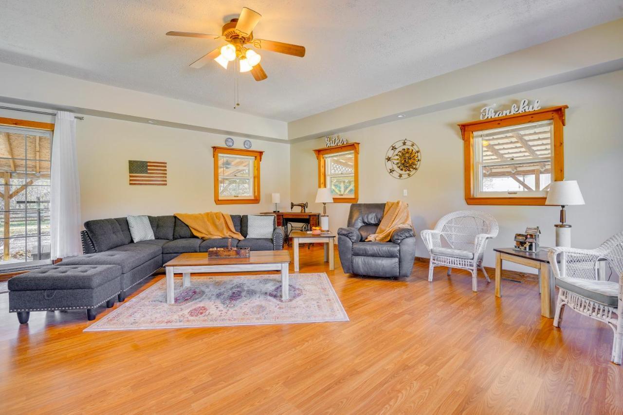 Hocking Hills Hideaway With Hot Tub And Fire Pit! Villa Logan Dış mekan fotoğraf